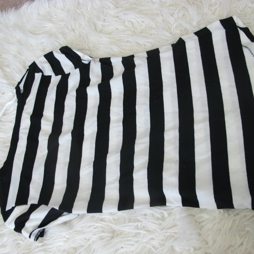 Express Women's casual Short Sleeve Shirt Top Size Small black white EUC - Picture 8 of 8